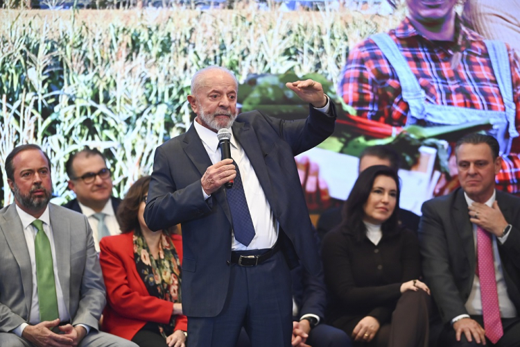 Lula volta a criticar venda da Eletrobras e edita decreto que tenta ampliar oferta de gás natural no Brasil