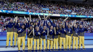 Seleção brasileira feminina de futebol festeja a medalha de prata no pódio, apesar da derrota para os EUA