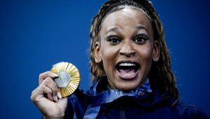 A ginasta Rebeca Andrade exibe a medalha de ouro conquistada no solo