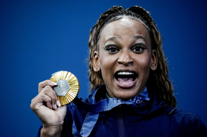 A ginasta Rebeca Andrade exibe a medalha de ouro conquistada no solo