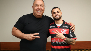 Michael posa com Marcos Braz