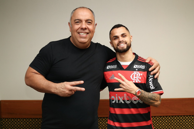 Michael posa com Marcos Braz