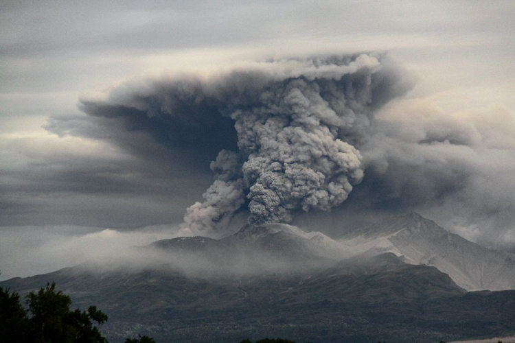 Vulcão entra em erupção na Rússia após terremoto