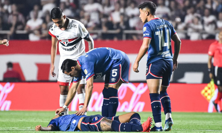 Jogador do Nacional passa mal, cai desacordado e precisa ser retirado de ambulância do jogo contra o São Paulo