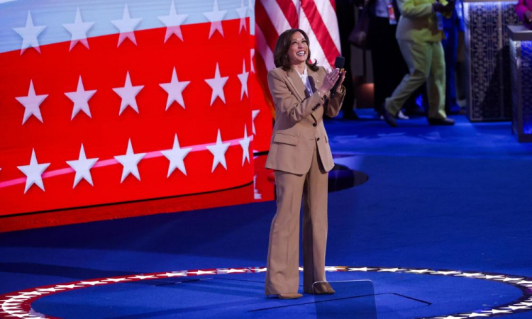 Kamala Harris faz homenagem para Biden na abertura da convenção democrata: ‘Presidente incrível’