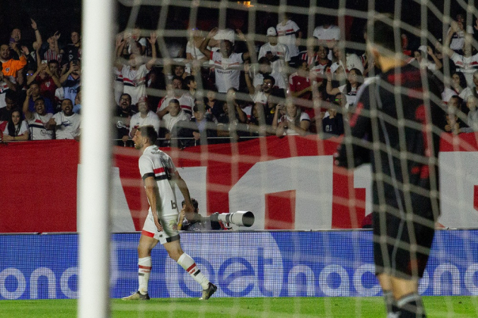 Calleri, do São Paulo, comemora após marcar gol na partida entre São Paulo e Flamengo