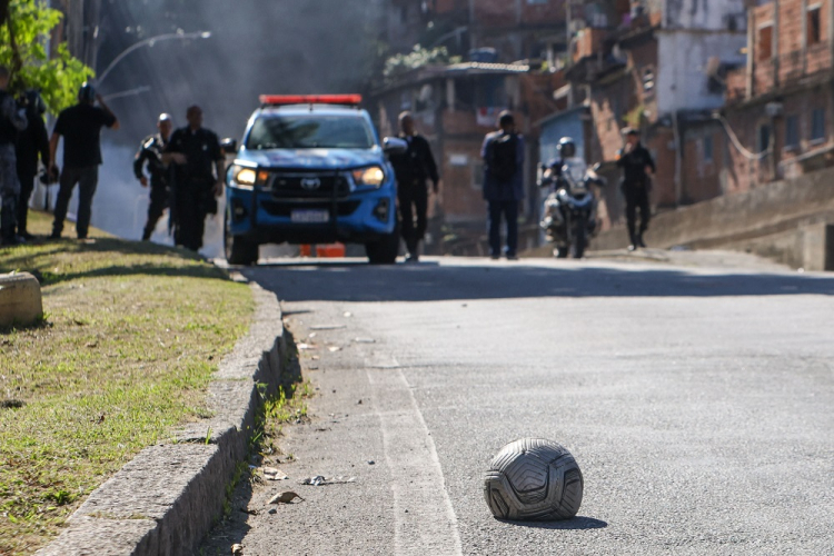 Adolescente e entregador morrem baleados após ataque de facção criminosa no Rio