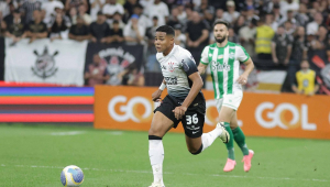 Wesley, do Corinthians, em lance contra o Juventude, durante partida válida pela 21° rodada