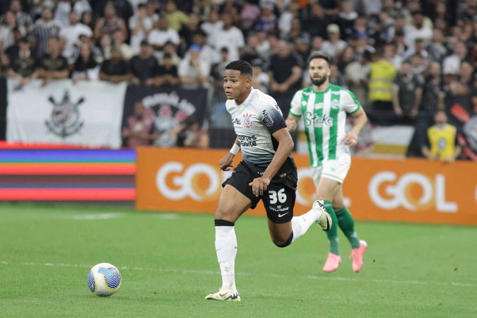 Wesley, do Corinthians, em lance contra o Juventude, durante partida válida pela 21° rodada