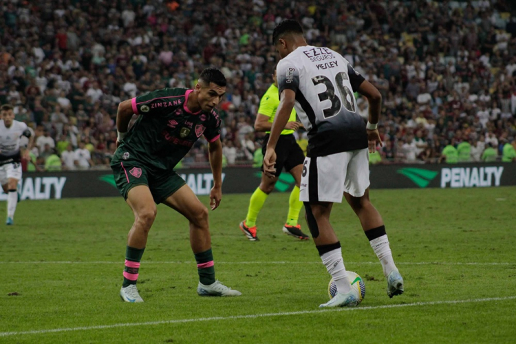 Wesley em lance da partida entre Fluminense e Corinthians