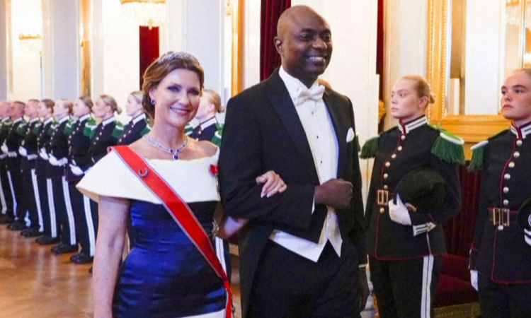 Casamento da princesa da Noruega com o xamã americano gera controvérsia e críticas