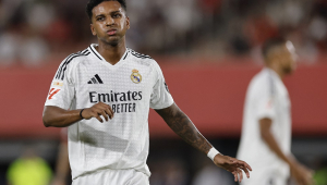 O atacante brasileiro #11 Rodrygo, do Real Madrid, reage durante a partida da liga espanhola de futebol entre RCD Mallorca e Real Madrid CF, no estádio Mallorca Son Moix, em Palma de Maiorca, em 18 de agosto de 2024.