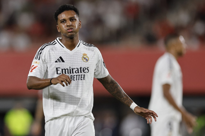 O atacante brasileiro #11 Rodrygo, do Real Madrid, reage durante a partida da liga espanhola de futebol entre RCD Mallorca e Real Madrid CF, no estádio Mallorca Son Moix, em Palma de Maiorca, em 18 de agosto de 2024.