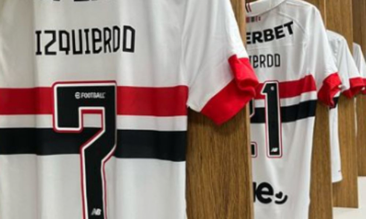 Jogadores do São Paulo entram em campo com nome de Izquierdo estampado na camisa