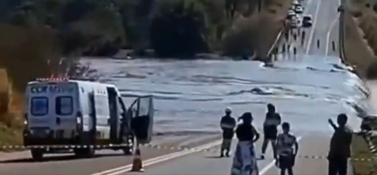 Barragem de represa se rompe e afeta rodovia em Mato Grosso do Sul