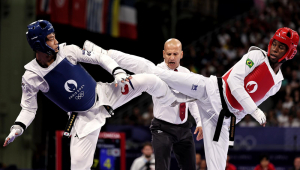 2024.08.09 - Jogos Olímpicos Paris 2024- Taekwondo masculino - Henrique Marques (de vermelho) enfrenta Seo Geon-woo, da Coréia do Sul, nas qurtas de final da categoria até 80kg. - Foto: Miriam Jeske/COB