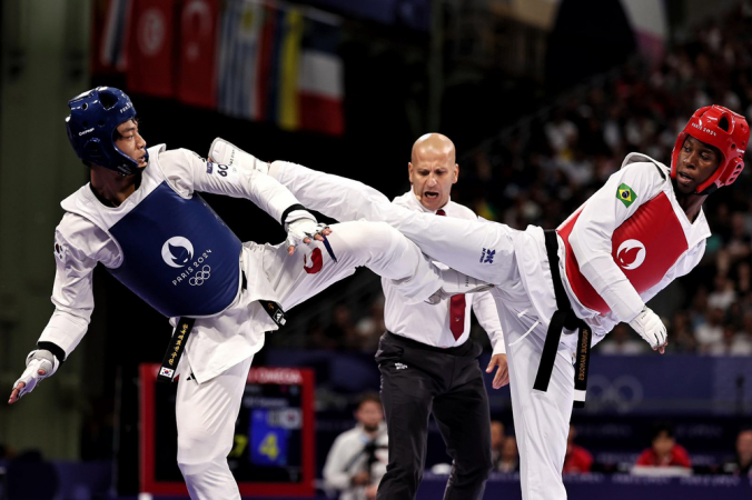 2024.08.09 - Jogos Olímpicos Paris 2024- Taekwondo masculino - Henrique Marques (de vermelho) enfrenta Seo Geon-woo, da Coréia do Sul, nas qurtas de final da categoria até 80kg. - Foto: Miriam Jeske/COB