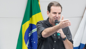 O prefeito do Rio, Eduardo Paes, participa do leilão do terreno do Gasômetro