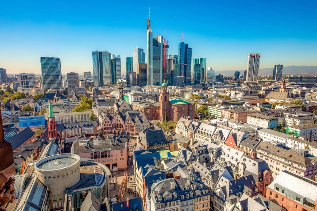 Frankfurt é uma cidade rica em cultura, arquitetura e estilo de vida dinâmico 