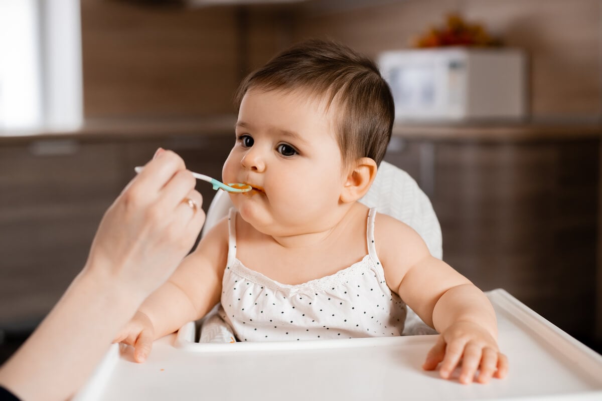 Paciência e cuidado são importantes durante a alimentação do bebê 