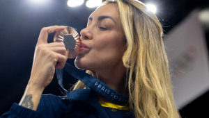 Thaísa beija a medalha