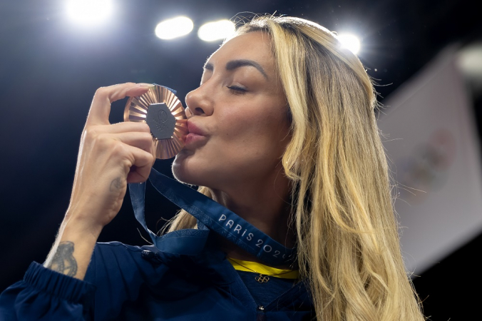 Thaísa beija a medalha