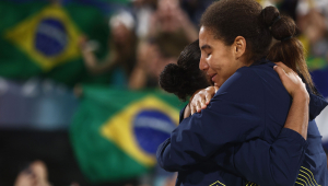 A dupla brasileira Duda e Ana Patricia celebram vitória na final do vôlei de praia