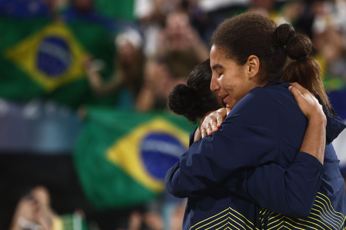 A dupla brasileira Duda e Ana Patricia celebram vitória na final do vôlei de praia