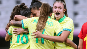 Jogadoras do Brasil celebram gol contra a Espanha em Marselha