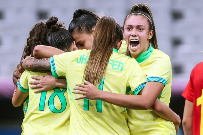 Jogadoras do Brasil celebram gol contra a Espanha em Marselha