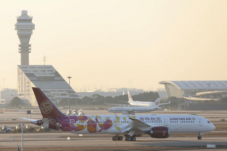 Aeroportos de Xangai cancelam todos os voos com a chegada do tufão Bebinca