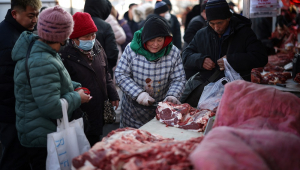 Vendedor cortando carne para clientes em um mercado em Shenyang, na província de Liaoning, no nordeste da China