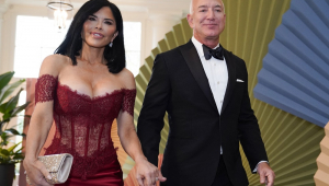 Presidente executivo da Amazon, Jeff Bezos, e a atriz Lauren Sanchez chegam para um Jantar de Estado em homenagem ao primeiro-ministro japonês Fumio Kishida