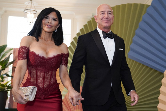 Presidente executivo da Amazon, Jeff Bezos, e a atriz Lauren Sanchez chegam para um Jantar de Estado em homenagem ao primeiro-ministro japonês Fumio Kishida