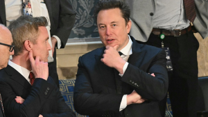 O CEO da Tesla, Elon Musk, chega para o discurso do primeiro-ministro israelense, Benjamin Netanyahu, em uma sessão conjunta do Congresso