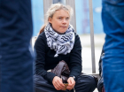 A ativista climática sueca Greta Thunberg e ativistas do grupo Extinction Rebellion (XR) fazem campanha contra a planta de processamento de gás e óleo leve da Equinor em Tysvær, perto de Karsto, Noruega, em 24 de agosto de 2024. Manifestantes, incluindo a ativista sueca Greta Thunberg e membros da Extinction Rebellion tentaram bloquear uma planta de processamento de gás e óleo no sudoeste da Noruega. Em uma publicação nas redes sociais, a Extinction Rebellion Norway disse que oito caiaques e três lanchas entraram em uma zona de segurança fora da planta de processamento de Karsto para "impedir a operação normal dos navios-tanque". Ativistas, incluindo Thunberg, também se reuniram em terra para bloquear os portões da instalação.