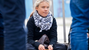 A ativista climática sueca Greta Thunberg e ativistas do grupo Extinction Rebellion (XR) fazem campanha contra a planta de processamento de gás e óleo leve da Equinor em Tysvær, perto de Karsto, Noruega, em 24 de agosto de 2024. Manifestantes, incluindo a ativista sueca Greta Thunberg e membros da Extinction Rebellion tentaram bloquear uma planta de processamento de gás e óleo no sudoeste da Noruega. Em uma publicação nas redes sociais, a Extinction Rebellion Norway disse que oito caiaques e três lanchas entraram em uma zona de segurança fora da planta de processamento de Karsto para "impedir a operação normal dos navios-tanque". Ativistas, incluindo Thunberg, também se reuniram em terra para bloquear os portões da instalação.