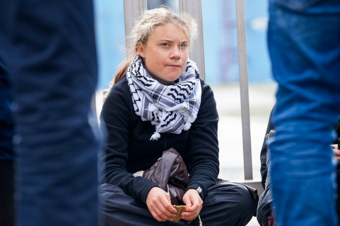 A ativista climática sueca Greta Thunberg e ativistas do grupo Extinction Rebellion (XR) fazem campanha contra a planta de processamento de gás e óleo leve da Equinor em Tysvær, perto de Karsto, Noruega, em 24 de agosto de 2024. Manifestantes, incluindo a ativista sueca Greta Thunberg e membros da Extinction Rebellion tentaram bloquear uma planta de processamento de gás e óleo no sudoeste da Noruega. Em uma publicação nas redes sociais, a Extinction Rebellion Norway disse que oito caiaques e três lanchas entraram em uma zona de segurança fora da planta de processamento de Karsto para 