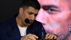 O atacante uruguaio Luis Suárez se emociona durante entrevista coletiva no Estádio Centenário, em Montevidéu, em 2 de setembro de 2024. Luis Suárez, maior artilheiro da história do Uruguai, anunciou que fará sua última partida pela Celeste nesta sexta-feira, contra o Paraguai, em Montevidéu, pela sétima rodada das Eliminatórias Sul-Americanas para a Copa do Mundo América do Norte-2026.