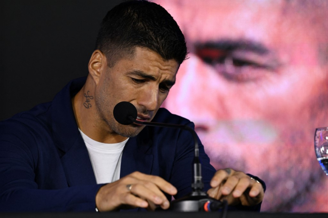 O atacante uruguaio Luis Suárez se emociona durante entrevista coletiva no Estádio Centenário, em Montevidéu, em 2 de setembro de 2024. Luis Suárez, maior artilheiro da história do Uruguai, anunciou que fará sua última partida pela Celeste nesta sexta-feira, contra o Paraguai, em Montevidéu, pela sétima rodada das Eliminatórias Sul-Americanas para a Copa do Mundo América do Norte-2026.