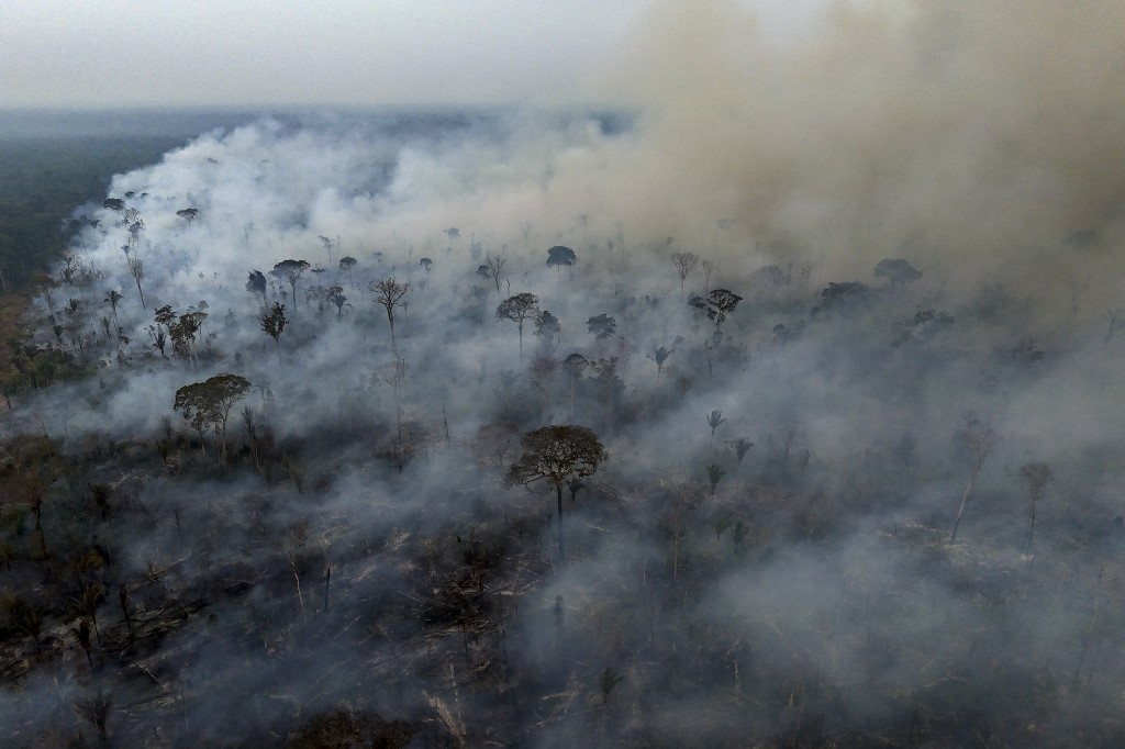 Vista aérea de um incêndio ilegal na floresta amazônica