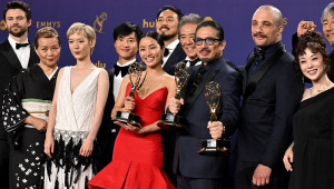 Ator japonês Hiroyuki Sanada (C), ao lado do elenco e da equipe, vencedores do prêmio de Melhor Série de Drama por "Shogun", posam na sala de imprensa durante a 76ª edição do Emmy Awards