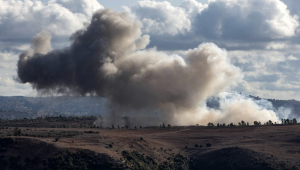 Fumaça sai do local de um ataque israelense que teve como alvo a área da fronteira sul do Líbano de Alman al-Shumariyah