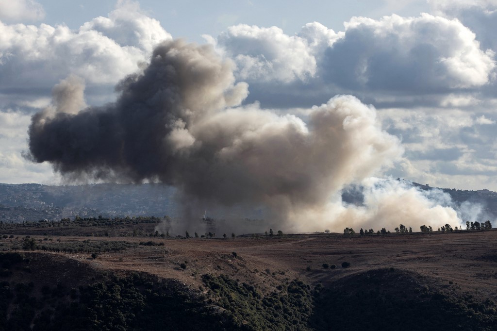 Fumaça sai do local de um ataque israelense que teve como alvo a área da fronteira sul do Líbano de Alman al-Shumariyah