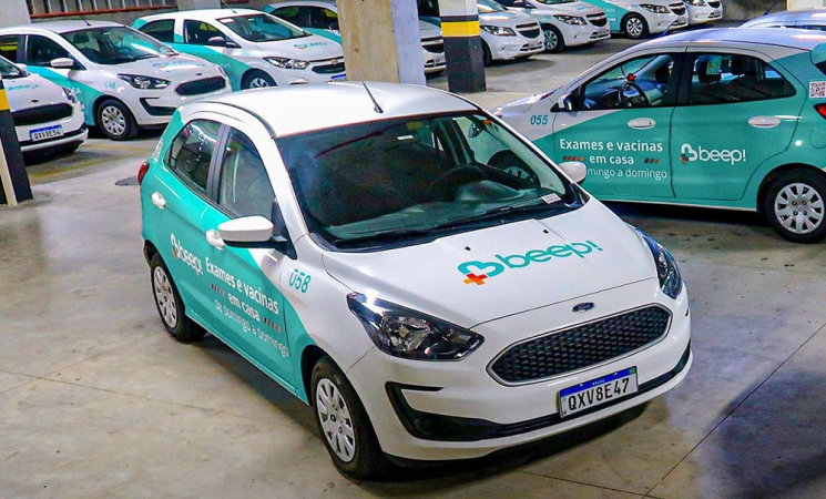 Carros da startup Beep Saúde, que oferece vacinas e exames a domicílio no Brasil