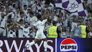 O atacante brasileiro do Real Madrid, Endrick, comemora o terceiro gol da equipe merengue