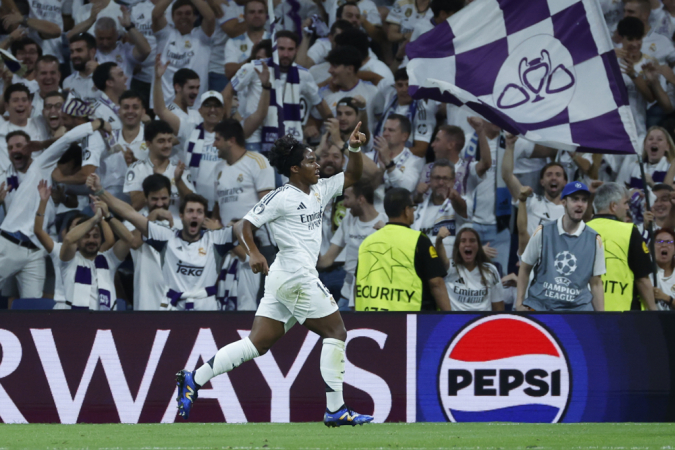 O atacante brasileiro do Real Madrid, Endrick, comemora o terceiro gol da equipe merengue