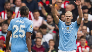 Erling Haaland, do Manchester City, comemora após marcar o gol de 2-1 durante a partida da Premier League entre Manchester City e Brentford, em Manchester