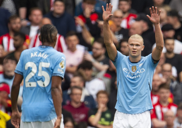 Erling Haaland, do Manchester City, comemora após marcar o gol de 2-1 durante a partida da Premier League entre Manchester City e Brentford, em Manchester