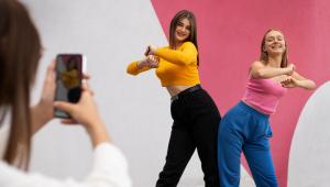 Jovens adolescentes gravando de si mesmas ao ar livre para mídias sociais